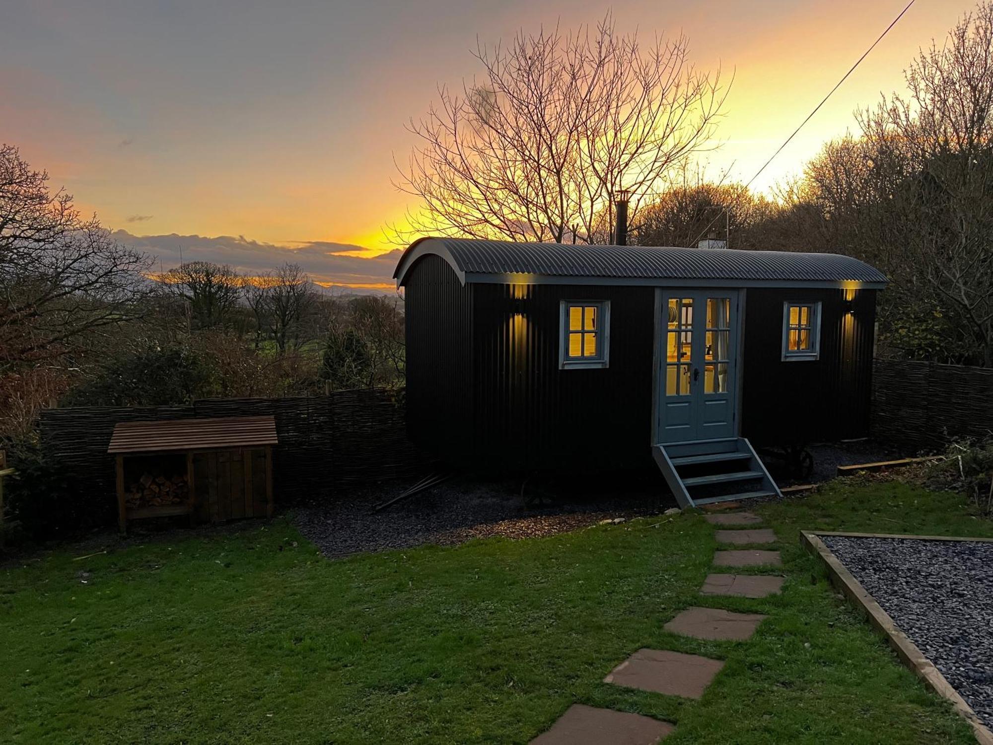 Mountain View Shepherd'S Hut For 2 Adults, 1 Dog Villa Llangoed Exterior photo