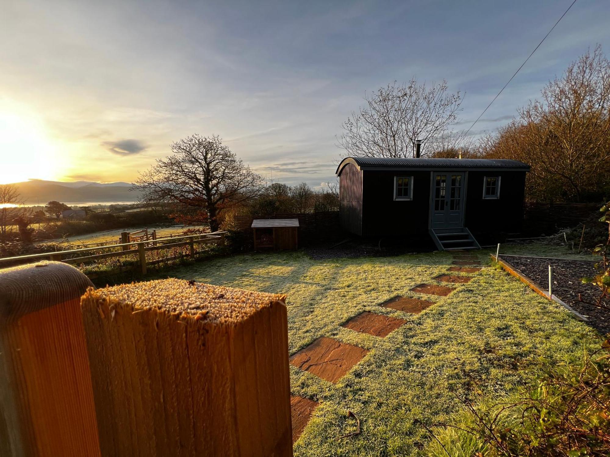 Mountain View Shepherd'S Hut For 2 Adults, 1 Dog Villa Llangoed Exterior photo