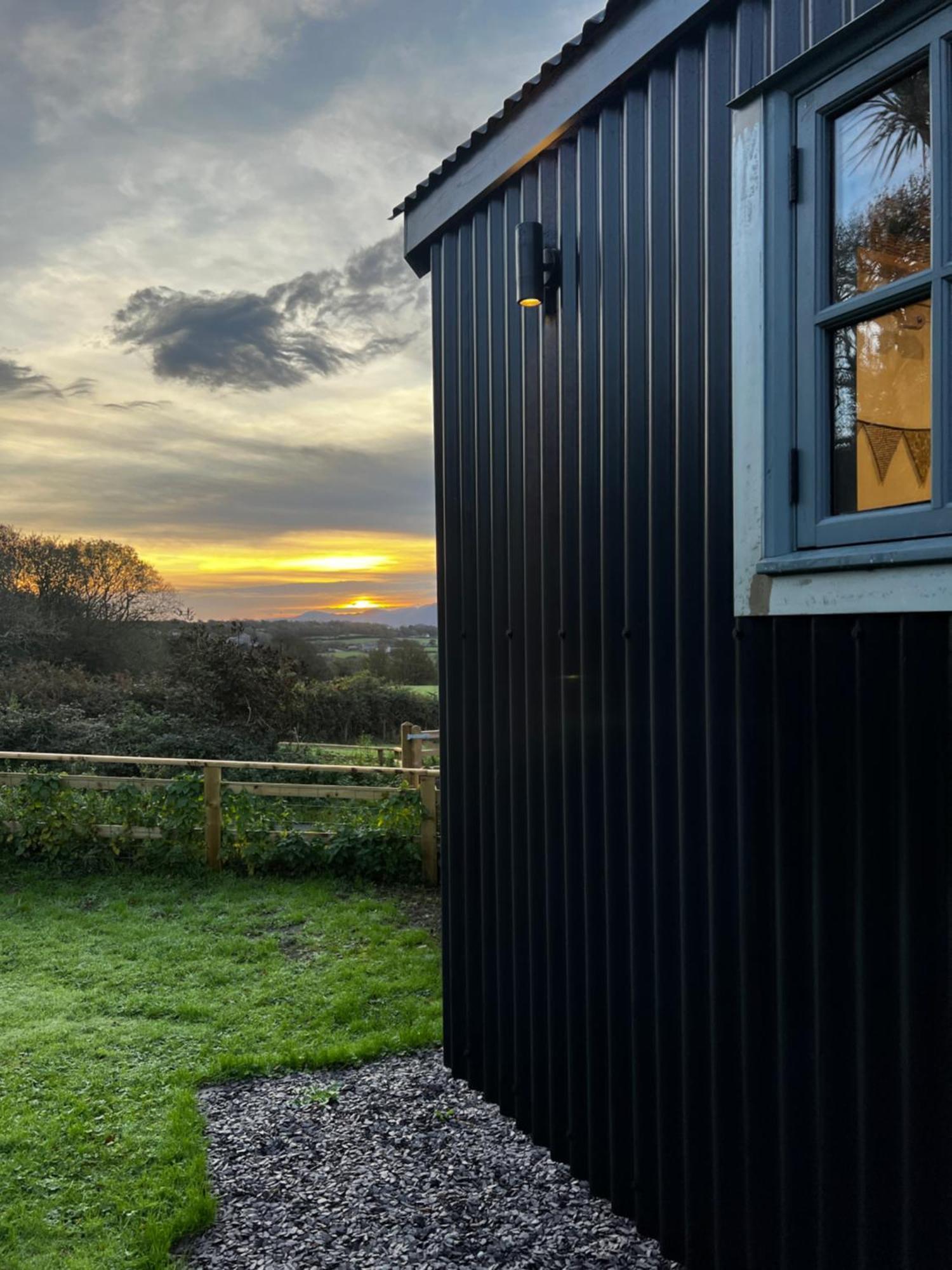 Mountain View Shepherd'S Hut For 2 Adults, 1 Dog Villa Llangoed Exterior photo