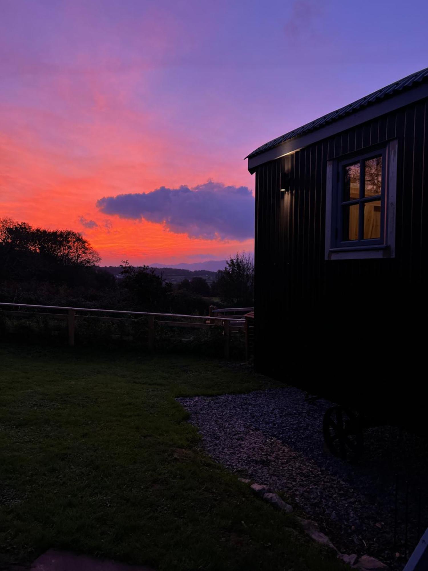 Mountain View Shepherd'S Hut For 2 Adults, 1 Dog Villa Llangoed Exterior photo