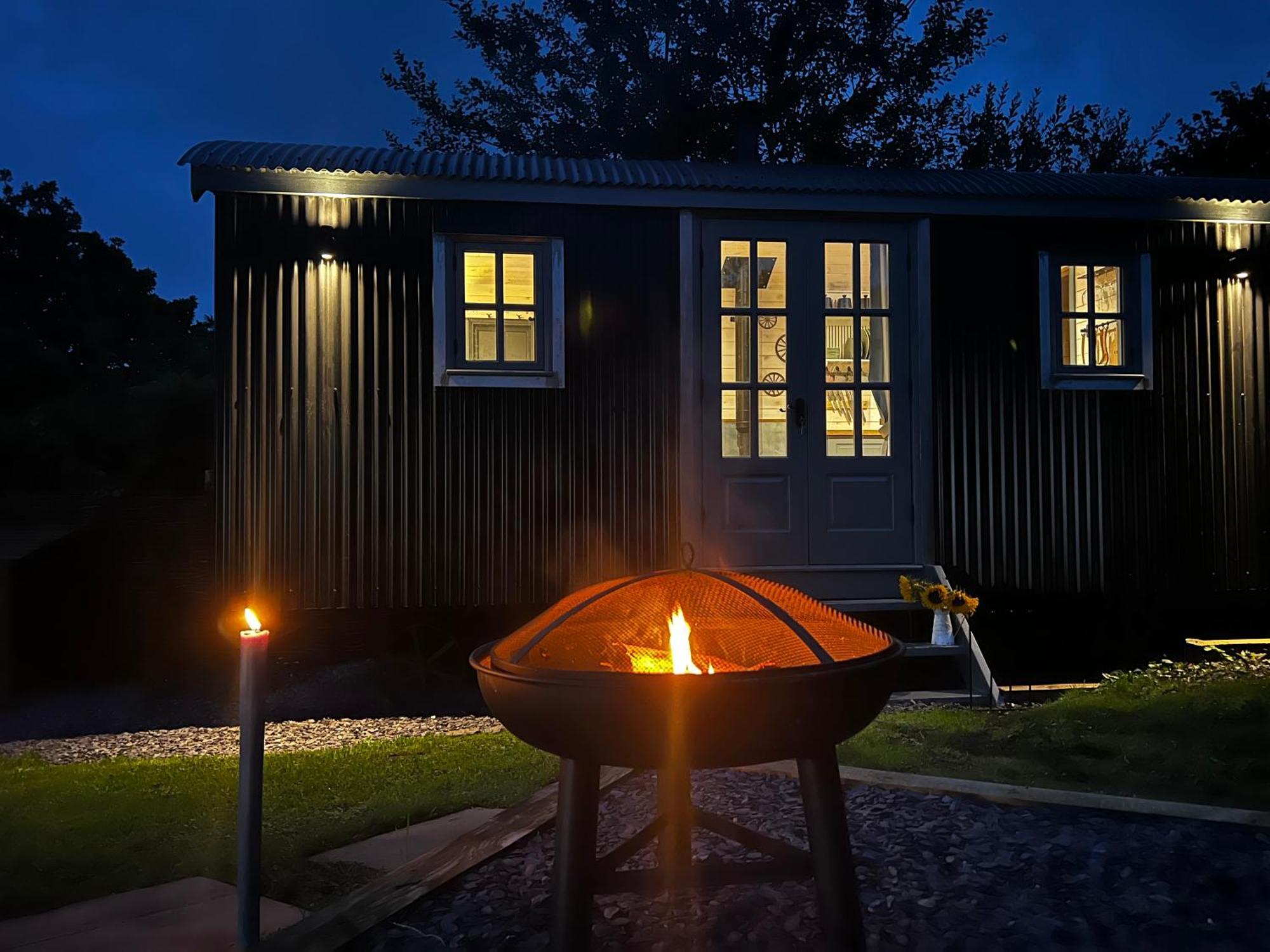 Mountain View Shepherd'S Hut For 2 Adults, 1 Dog Villa Llangoed Exterior photo