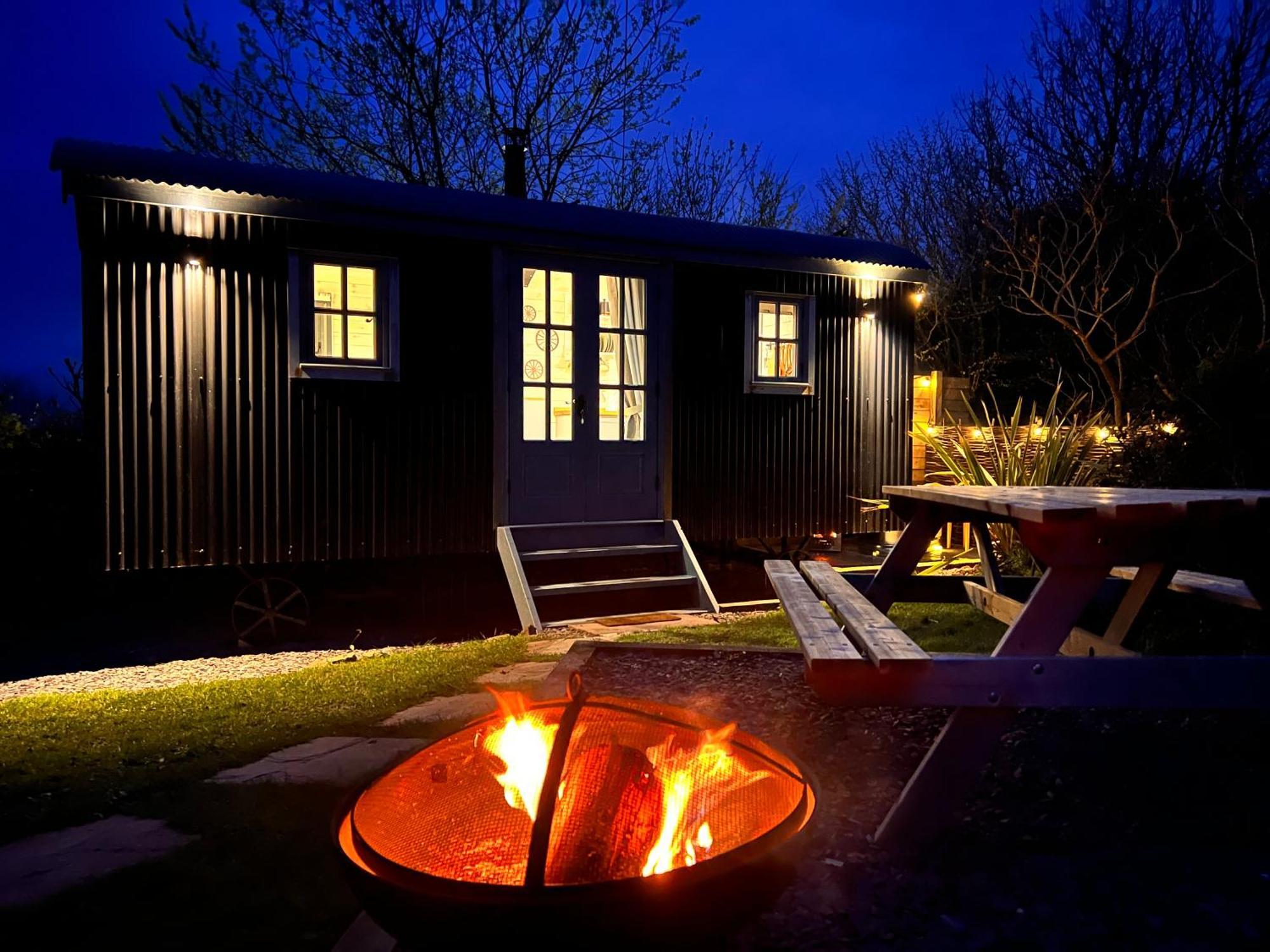 Mountain View Shepherd'S Hut For 2 Adults, 1 Dog Villa Llangoed Exterior photo